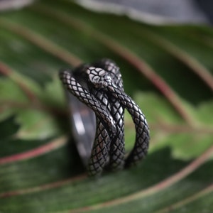 Opgerolde roestvrijstalen unisex stalen ring, uitzonderlijk mooie en duurzame hipoallergene gotische stalen reptielenring, maat 7-12 US