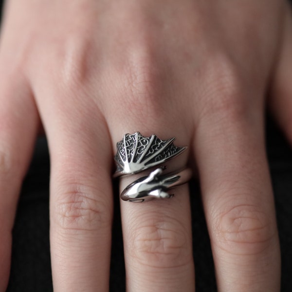 Niedlicher kleiner Drachen-Ring aus Edelstahl, wunderschön detaillierter Unisex-Fantasy-Ring für Sie und Ihn, hypoallergen langlebiger Ring, Größe 5-8 US