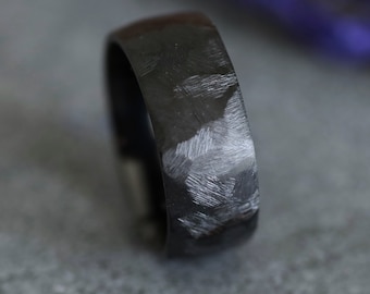 Zwart titanium noodlijdende ring, gehamerd, rustiek, getextureerde ring, brutalistische stijl, comfortabele pasvorm, 10 mm breed, verlovingsring, maat 9-13 US