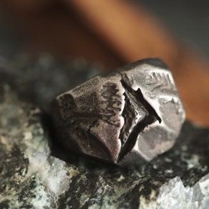 Donkergrijze vintage roestvrijstalen ring, grote gewaagde ring in brutalistische stijl, gebarsten rotstextuurring, cadeau voor hem haar, unieke stalen ring