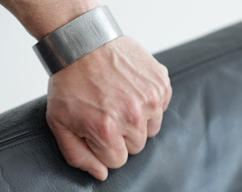 Bracelet manchette en acier damas forgé à la main : large pour les grands poignets