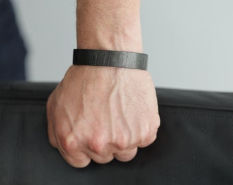 Bracelet manchette en acier damas noir forgé à la main - Des bijoux audacieux et audacieux