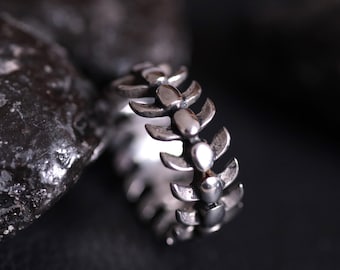 Gothic Spine Ring: Edgy Punk Stainless Steel Alien Bone Ring