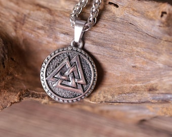 Collar de acero inoxidable con nudo celta Valknut: colgante vikingo celta
