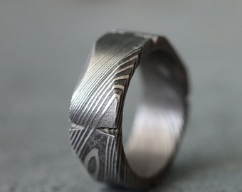 Bague géométrique artisanale en acier damas pour homme