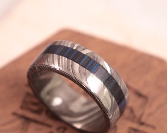 Anillo de acero de Damasco con incrustaciones de madera de Pakka azul, presente para él, joyería de banda de acero de Damasco, anillo de acero de Damasco forjado hecho a mano