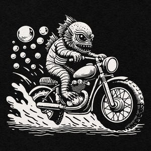 Criatura de la laguna negra en motocicleta - Ilustración gráfica de arte de terror universal - Descarga digital de imágenes prediseñadas PNG + SVG transparente