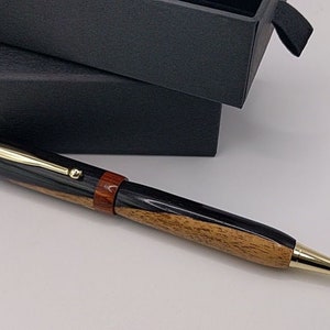 Stylo en bois exotique en noyer noir avec bande de cocobolo, stylo à bille torsadé, mécanisme plaqué or 24 carats, encre noire, écriture ultra douce.