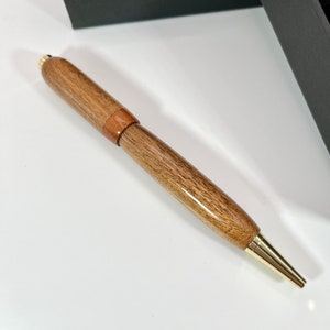 Stylo à bille en bois exotique, sapelli avec cœur rouge, quincaillerie plaquée or 24 carats, joli cadeau pour écrivain, coffret cadeau noir inclus, unique, pratique