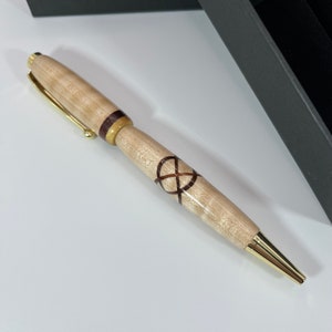 Curly Maple Keltische knooppen, 24-karaats vergulde hardware, navulbaar, draaimechanisme, geschenk voor leraren, uniek in zijn soort, inclusief zwarte geschenkdoos