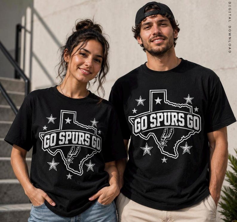 Może przedstawiać: Czarny t-shirt z kr&oacute;tkim rękawem z białą grafiką stanu Teksas, napisem "GO SPURS GO" oraz kilkoma gwiazdkami. Projekt zawiera małe logo związane z koszyk&oacute;wką wewnątrz konturu stanu. Widoczny jest r&oacute;wnież napis "DIGITAL DOWNLOAD".