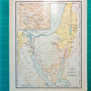 Puede incluir: Una impresión de mapa antiguo que representa la "Vecindad del Monte Sinaí" y las áreas circundantes. El mapa presenta información geográfica detallada, incluyendo cuerpos de agua, formaciones terrestres y etiquetas de texto. La paleta de colores incluye beige, azul y rojo.