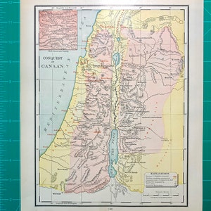 Puede incluir: Un mapa antiguo titulado "Conquista de Canaán" con detalles geográficos. El mapa presenta una paleta de colores beige, rosa, amarillo y azul, con etiquetas de texto que indican lugares y características geográficas. El mapa está enmarcado con un borde negro.