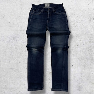 Op de afbeelding: Donkerblauwe denim jeans met een klassiek vijf-zakken ontwerp. De jeans hebben een rechte pijp en een vervaagde uitstraling, met subtiele slijtage op de knie&euml;n. De merknaam "Acne Studios" is zichtbaar op de tailleband.