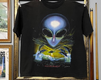Vintage Alien Graphic Tee | “Alien World” Sci-Fi UFO | Dolphin Print | Streetwear Cosmic | Aesthetic Unisex T-Shirt | Size L