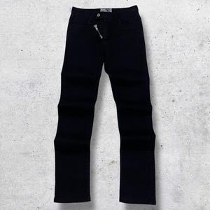 Könnte beinhalten: Dunkelmarineblaue Jeans aus Denim mit silbernem Reißverschluss und Knopfverschluss. Die Jeans haben ein klassisches Fünf-Taschen-Design und eine gerade Beinpassform. Die Jeans werden auf einem hellgrauen, strukturierten Hintergrund präsentiert.