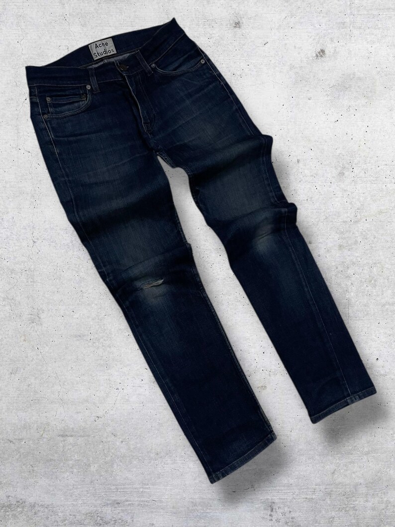 Op de afbeelding: Een set van drie keramische mokken met een gespikkelde, matte afwerking. De mokken zijn in cr&egrave;me, lichtgrijs en donkergrijs. Elke mok heeft een eenvoudig, minimalistisch ontwerp.