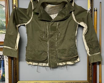 Vintage jaren 90 geüpcycled olijfgroen militair jack met kanten inzetstukken | Distressed cropped utility-jack | Avant-garde streetwear | Maat XS