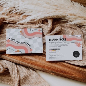 Puede incluir: Dos tarjetas de agradecimiento rosas y blancas con un patrón a cuadros y diseños florales. El texto en las tarjetas dice "Una pequeña tarjeta para decir un gran..." y "¡Gracias! por apoyar mi pequeño negocio! Espero que te encante tu pedido tanto como a mí me encantó crearlo. Para demostrarte mi cariño, disfruta de un 10% de descuento en tu próximo pedido con el código THANKYOU. Seamos amigos @YOURSOCIALMEDIAHANDLE YOURWEBSITE.COM ¿Te encanta tu pedido? ¡Deja una reseña! Usa #YOURHASHTAG para tener la oportunidad de ser presentado en nuestro Instagram. Tu logotipo aquí."