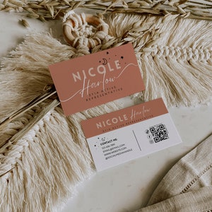 Könnte beinhalten: Zwei rosafarbene Visitenkarten mit dem Namen "Nicole Harlow" und dem Text "ZYIA Active Representative". Die obere Karte hat ein Mond- und Sternen-Design. Die untere Karte hat einen QR-Code und Kontaktinformationen.