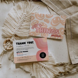 Könnte beinhalten: Eine rosa und weiße Dankeskarte mit dem Text "Thank You!" und "Let's Be Friends" mit einem rosa und weißen abstrakten Design. Die Karte liegt neben einer Karte mit rosa Hintergrund und einem Muster aus gelben Smileys mit dem Text "Pretty Things Inside!"