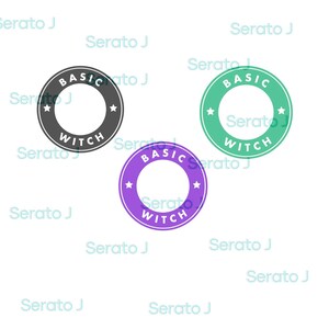Könnte beinhalten: Drei kreisförmige Designs mit dem Text "BASIC WITCH". Die Designs sind in Grau, Türkis und Lila gehalten, jedes mit einem weißen Innenraum und zwei Sternen. Der Text ist weiß.