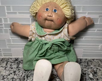 Vintage 1982 Cabbage Patch Kinder Mädchen Puppe - Blonde Haare, Sommersprossen, Blaue Augen - Original grünes Vichy-Kleid & Schuhe - 16"