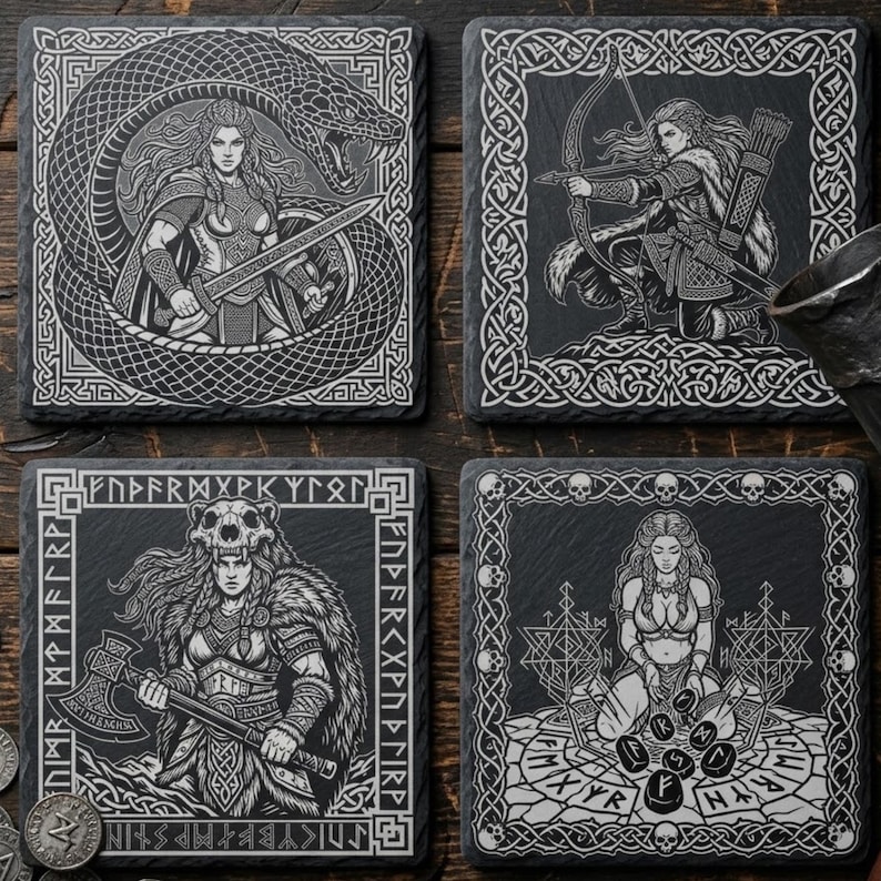 Pode incluir: Conjunto de quatro bases quadradas de ard&oacute;sia preta com desenhos gravados de guerreiros vikings. Cada base apresenta uma imagem diferente de um guerreiro com intrincados padr&otilde;es de borda. Os desenhos incluem um guerreiro com espada, arco e flecha, machado e runas.