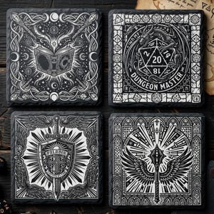 Könnte beinhalten: Vier quadratische Schieferuntersetzer mit detaillierten schwarz-weißen Fantasy-Designs. Jedes Set zeigt ein anderes Bild: ein offenes Buch, ein Drache mit einem D20-Würfel, ein Schild mit Schwert und eine geflügelte Streitaxt. Für Rollenspiel-Fans.