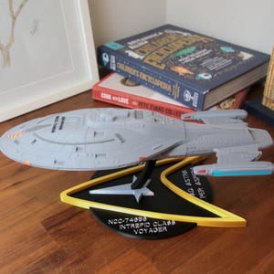 13.8-inch Intrepid Class NCC-74656 Voyager  - 3D Printable Enterprise Replica - Fully colored and assembled