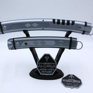 Ahsoka Tano&#39;s Lichtschwert Replica mit Ständer - 3D Gedruckt