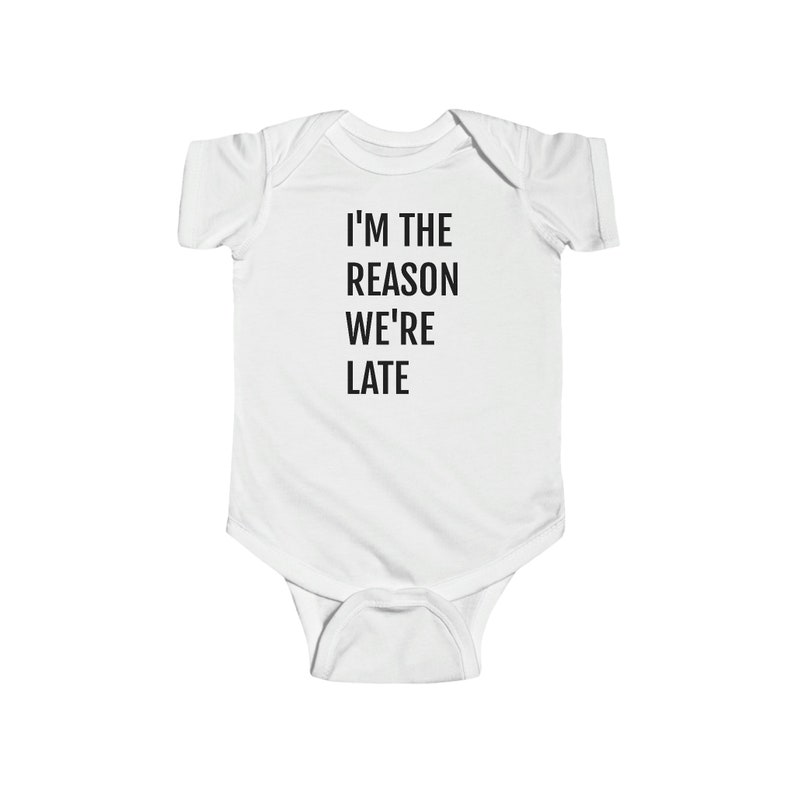 Babybody i jersey - Jag är anledningen till att vi är sena! - Mjuk, avrivbar etikett, bomull bild 3