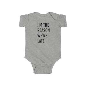 Babybody i jersey - Jag är anledningen till att vi är sena! - Mjuk, avrivbar etikett, bomull bild 1