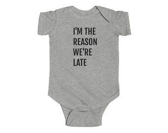 Könnte beinhalten: Grauer Baby-Strampler mit dem Text "I'm the reason we're late" in Schwarz gedruckt.