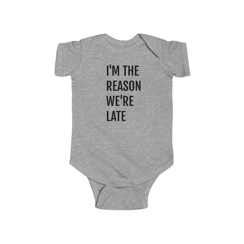 Babybody i jersey - Jag är anledningen till att vi är sena! - Mjuk, avrivbar etikett, bomull bild 1