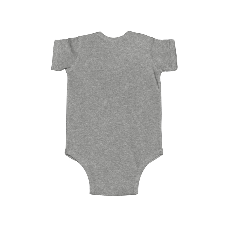 Babybody i jersey - Jag är anledningen till att vi är sena! - Mjuk, avrivbar etikett, bomull bild 2