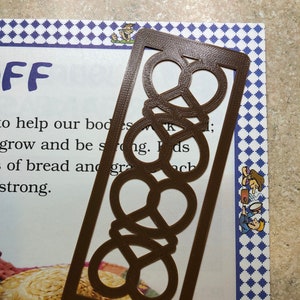 Pretzel, pretzel, pretzel, pretzel bookmark - several single-color options - 3D printed