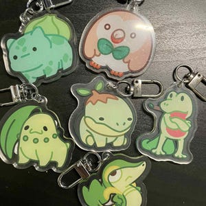 Llaveros acrílicos de Pokémon tipo Planta. Chikorita, Bulbasaur, Snivy, Rowlet, Turtwig, Treecko.