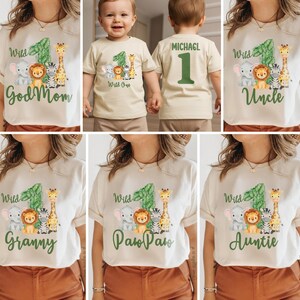 Pu&ograve; includere: T-shirt color crema con grafica di animali della giungla e la scritta "Wild One" o "Wild" con il numero 1. Le magliette sono per un primo compleanno e riportano le parole "God Mom", "Uncle", "Granny", "Paw Paw" e "Auntie".