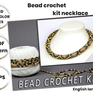 Może przedstawiać: Zestaw do robienia na szydełku koralików do stworzenia naszyjnika. Zestaw zawiera szpulkę koralików w kolorze czarnym, złotym i brązowym, wzór PDF i instrukcje. Gotowy naszyjnik jest pokazany na manekinie.