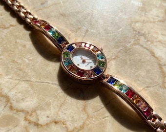 Orologio da donna con cristalli arcobaleno – Orologio al quarzo con bracciale color oro, orologio da polso colorato e distintivo