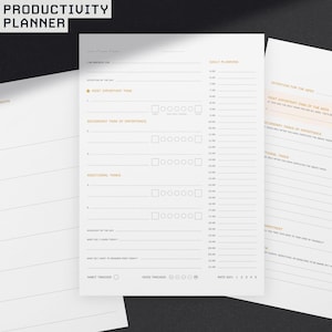 Könnte beinhalten: Weißer Produktivitätsplaner mit Tages- und Wochenplanungsbereichen. Enthält Abschnitte für Aufgaben, Stimmungsverfolgung und Gewohnheitsverfolgung. Der Planer hat ein minimalistisches Design mit goldfarbenem Text.