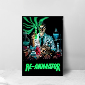 Puede incluir: Un póster negro y verde con el título "RE-ANIMATOR" en texto verde. El póster presenta a un hombre con una bata de laboratorio blanca sosteniendo un vial verde y una cabeza cortada sobre una mesa con varios vasos de precipitados y matraces.