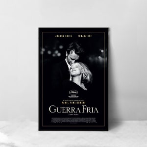 Könnte beinhalten: Ein Schwarzweiß-Filmplakat für den Film "Guerra Fria" (Kalter Krieg) unter der Regie von Pawel Pawlikowski. Das Plakat zeigt zwei Schauspieler, Joanna Kulig und Tomasz Kot, in einer romantischen Umarmung. Der Text auf dem Plakat lautet "Guerra Fria" und "Pawel Pawlikowski".