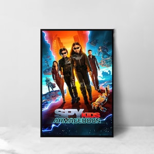 Puede incluir: Un póster de película para Spy Kids: Armageddon, con un grupo de personajes en un entorno futurista. El póster tiene un esquema de color azul y naranja y presenta el título "Spy Kids: Armageddon" en letras blancas grandes.