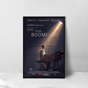 Może przedstawiać: Plakat filmowy do filmu "tick, tick... BOOM!" z Andrewem Garfieldem. Plakat przedstawia czarno-białe zdjęcie Garfiela grającego na pianinie. Tekst "tick, tick... BOOM!" jest napisany dużymi białymi literami u góry plakatu. Plakat zawiera również nazwiska reżysera, scenarzysty i kompozytora filmu.