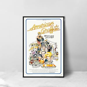 Peut inclure: Une affiche de film vintage pour le film "American Graffiti" représentant une illustration colorée d'un groupe de personnes et de voitures. Le texte sur l'affiche indique "American Graffiti" et "Où étiez-vous en '62?"