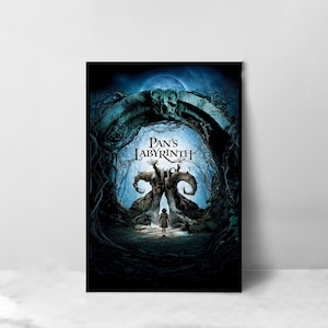 Puede incluir: Un póster enmarcado de la película "El laberinto del fauno" con una niña en un bosque oscuro. El póster tiene una combinación de colores azul oscuro y verde con el título en blanco. La imagen incluye una gran figura arbórea y un arco con forma de calavera.