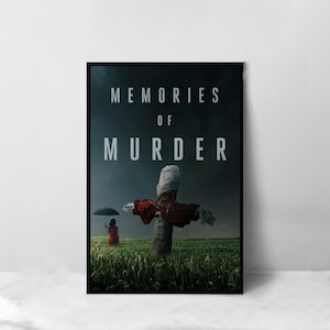 以下が含まれることがあります： 暗い背景に白い文字で「Memories of Murder」というタイトルが書かれた映画のポスター。赤いシャツと麦わら帽子をかぶった案山子が緑の草のフィールドに立っている。赤いドレスを着た女性が案山子の後ろのフィールドに立っている。
