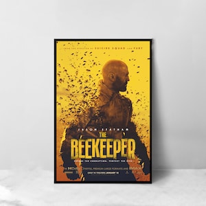 Könnte beinhalten: Ein Filmplakat für den Film "The Beekeeper" mit Jason Statham. Das Plakat zeigt einen gelben Hintergrund mit einer Silhouette von Statham in der Mitte, umgeben von einem Bienenschwarm. Der Text "The Beekeeper" steht in großen, fetten Buchstaben am unteren Rand des Plakats, mit dem Slogan "Expose the corruption, protect the hive." Das Plakat enthält auch den Text "In Dolby Cinema, Premium Large Formats and IMAX" und "Only in theaters January 12."